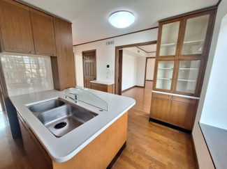 【キッチン】 | 夙川　殿山町　貸戸建 | 備え付の食器棚もあり、収納豊富なキッチンです