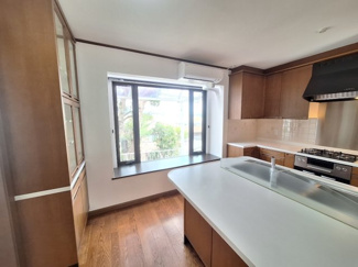 【キッチン】 | 夙川　殿山町　貸戸建 | 広々とした明るいキッチンでお料理をお楽しみください