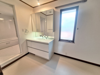 【洗面所】 | 夙川　殿山町　貸戸建 | スペースが広く明るい洗面所です