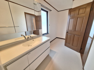 【洗面所】 | 夙川　殿山町　貸戸建 | 脱衣スペースもあります