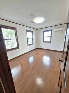 【洋室】 | 夙川　殿山町　貸戸建 | 各居室は2面採光で日当たり通風良好です。