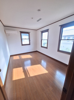 【洋室】 | 夙川　殿山町　貸戸建 | 東南角部屋。使い勝手のいい洋室です