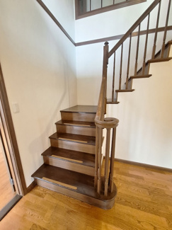 【玄関】 | 夙川　殿山町　貸戸建 | 玄関には周り階段がございます