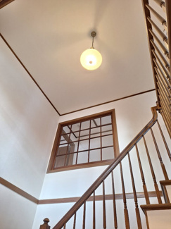 【玄関】 | 夙川　殿山町　貸戸建 | 玄関には吹き抜けがございます