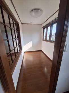 【収納】 | 夙川　殿山町　貸戸建 | 主寝室に隣接したＷＩＣ。窓から日差しが差し込む明るいお部屋のため、収納としてだけではなく様々な利用が可能です。