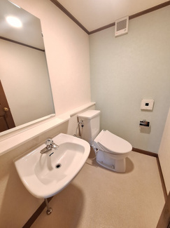 【トイレ】 | 夙川　殿山町　貸戸建 | シンプルで使いやすいトイレです