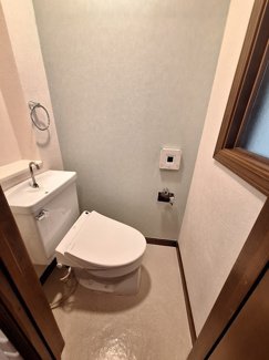 【トイレ】 | 夙川　殿山町　貸戸建 | 2階トイレ。清潔感のあるトイレです