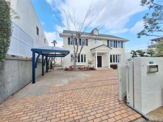 【外観】 | 夙川　殿山町　貸戸建 | 敷地が広く、建物前のスペースは駐車場としてもお子様の遊ぶスペースとしてもご利用いただけます。