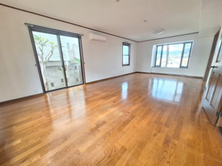 【居間・リビング】 | 夙川　殿山町　貸戸建 | こちらのリビングで趣味の時間をお楽しみください