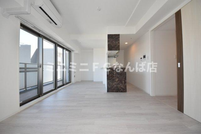 セレニテフラン難波の居間・リビング