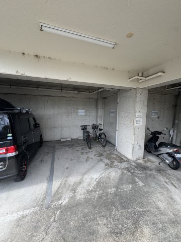 ミナトひまわりマンションの駐車場