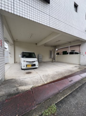 メゾン大塚の駐車場