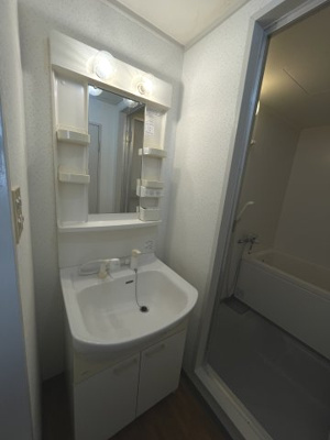 【洗面所】 | ハイツ小松 | 明るい洗面所です