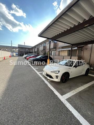 リバーハイツ　A棟の駐車場|駐車場があります