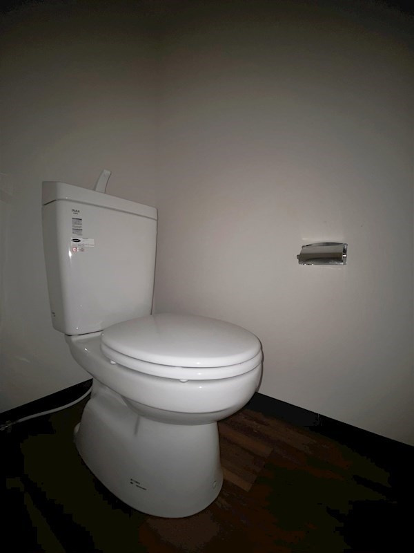 ミワボシビルのトイレ|落ち着いた色調のトイレです