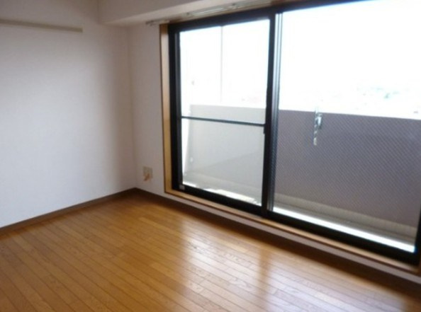 ローズガーデンの居間・リビング