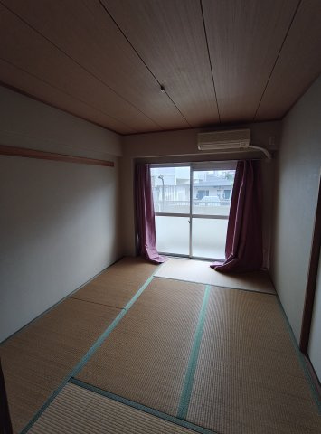 メゾン諏訪山の和室
