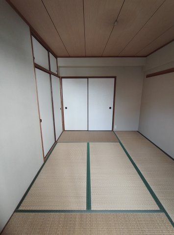メゾン諏訪山の和室