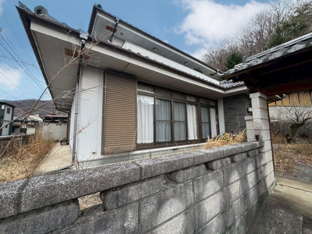 【中古戸建】桐生市堤町1丁目の外観|■外観｜シャッター雨戸は雨や砂ぼこりから窓を守り、防犯面でも安心です！