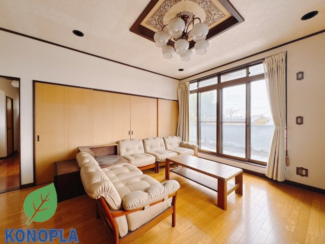 【中古戸建】桐生市堤町1丁目の洋室|■洋室｜ソファやテーブルを置いても余裕のある2階洋室。南向きなので暖かな日差しが差し込み落ち着いた空間となります♪