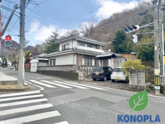 【中古戸建】桐生市堤町1丁目の外観|■外観｜前面道路が広く見渡しが良いので、車の安全確認もばっちり！