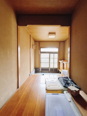 【中古戸建】桐生市堤町1丁目の玄関|■玄関｜毎日の「いってらっしゃい」や「お帰りなさい」を大切なご家族と過ごす玄関は〈使いやすさ〉を追求しております。玄関横の物入は急な来客時でもさっとお片付けできるスペースを確保しています。