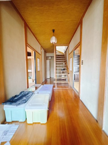 【中古戸建】桐生市堤町1丁目の玄関|■玄関｜太陽の光をたっぷり採り込む南玄関☆。木のぬくもりを感じるフローリングは、天然木の味わいが時とともに深みを増していきます。