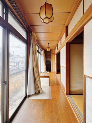 【中古戸建】桐生市堤町1丁目のその他|■縁側｜ポカポカの太陽を浴びながら読書やお昼寝…安らぎ空間となります♪