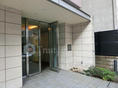 【エントランス】 | パークキューブ上野 | エントランス前