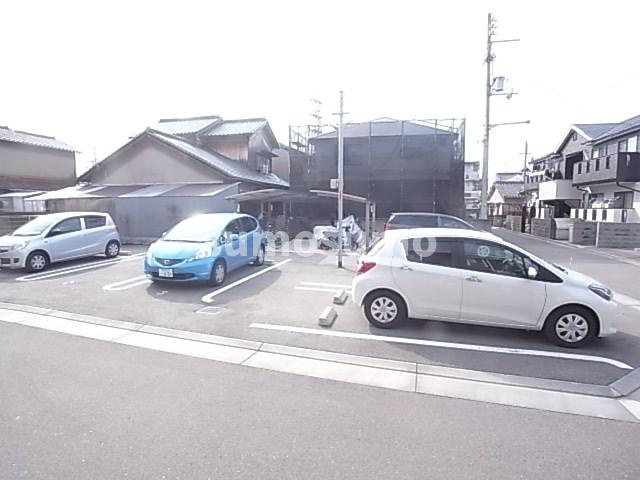 ラ・フォートの駐車場