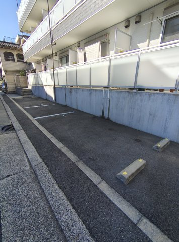 リブリ・新神戸の駐車場