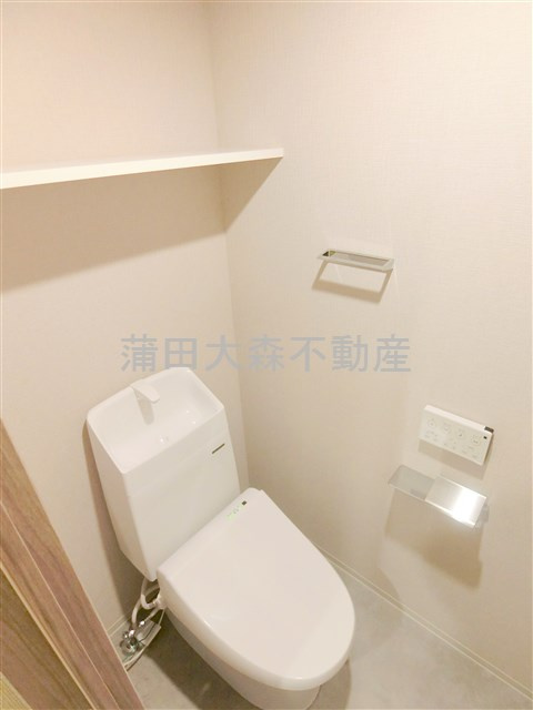 tocotama terrace池上のトイレ|棚と温水洗浄便座付きのトイレ