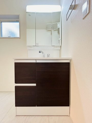 川越市山田　新築戸建の独立洗面台|2/3　撮影