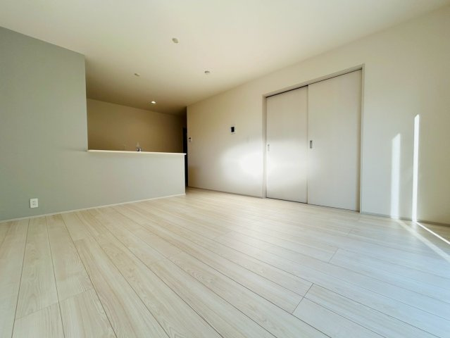 川越市山田　新築戸建の居間・リビング|2/3　撮影