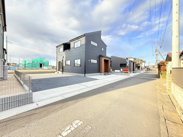 笠間市旭町第12　新築戸建て　2号棟の前面道路含む現地写真