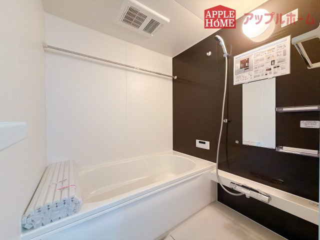 [新築住宅] さいたま市大宮区上小町 1期 全3棟の浴室|日常の疲れを癒やすここちのよいユニットバス。お手入れが簡単になる工夫が凝らされているため、手間をかけずに清潔さを保てます。