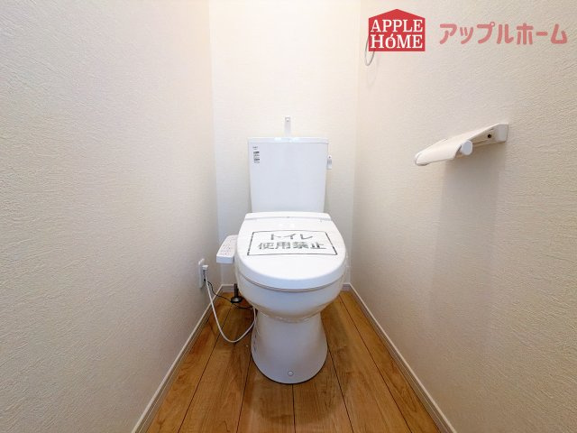 [新築住宅] さいたま市大宮区上小町 1期 全3棟のトイレ|白を基調とした清潔感のある明るい空間。温水洗浄便座付きで、毎日快適・清潔に使用できます。操作しやすい壁面リモコンを採用しています。