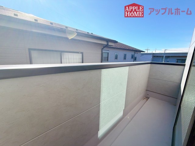 [新築住宅] さいたま市大宮区上小町 1期 全3棟のバルコニー|家族分の洗濯物もしっかり干せます。日当たりも良く、毎日のお洗濯が楽しくなりそう♪お布団は手軽に干せていつもポカポカに☆