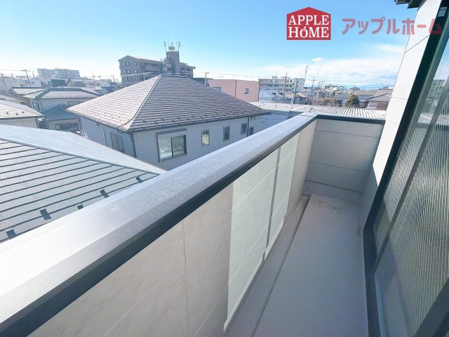 [新築住宅] さいたま市大宮区上小町 1期 全3棟のバルコニー|家族分の洗濯物もしっかり干せます。日当たりも良く、毎日のお洗濯が楽しくなりそう♪お布団は手軽に干せていつもポカポカに☆