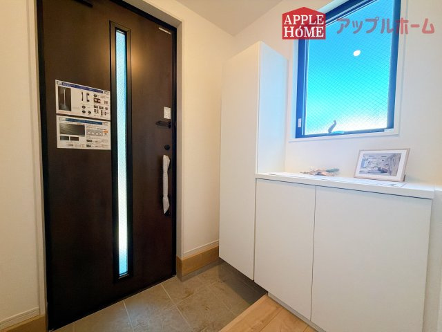 [新築住宅] さいたま市大宮区上小町 1期 全3棟の玄関|住まう人も来客も入った時にワクワクさせてくれるオシャレな玄関♪収納もたっぷりあるので、靴がたくさんあっても安心！