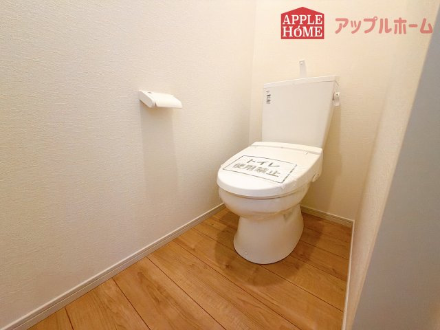 [新築住宅] さいたま市大宮区上小町 1期 全3棟のトイレ|白を基調とした清潔感のある明るい空間。温水洗浄便座付きで、毎日快適・清潔に使用できます。操作しやすい壁面リモコンを採用しています。