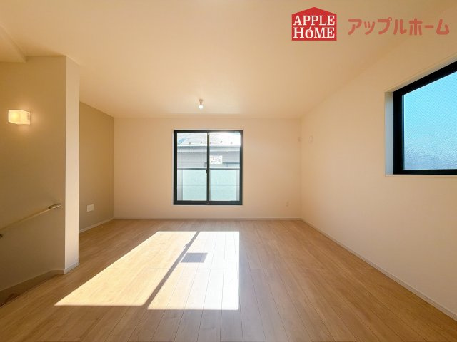 [新築住宅] さいたま市大宮区上小町 1期 全3棟の居間・リビング|窓から差し込む光で家族を温かく包み込みます。明るいリビングで子育てする喜びを☆いつでも見学可能です！