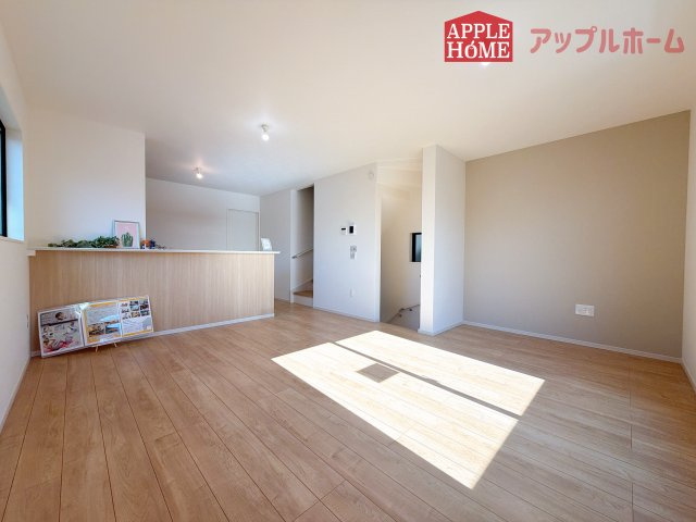 [新築住宅] さいたま市大宮区上小町 1期 全3棟の居間・リビング|広々リビング×対面キッチンで家族の会話も弾みます♪家族団らんの秘訣は間取りにあり☆夢のマイホームを一緒に叶えましょう！