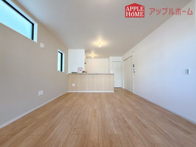 [新築住宅] さいたま市桜区南元宿 1期 全3棟の居間・リビング|広々リビング×対面キッチンで家族の会話も弾みます♪家族団らんの秘訣は間取りにあり☆夢のマイホームを一緒に叶えましょう！