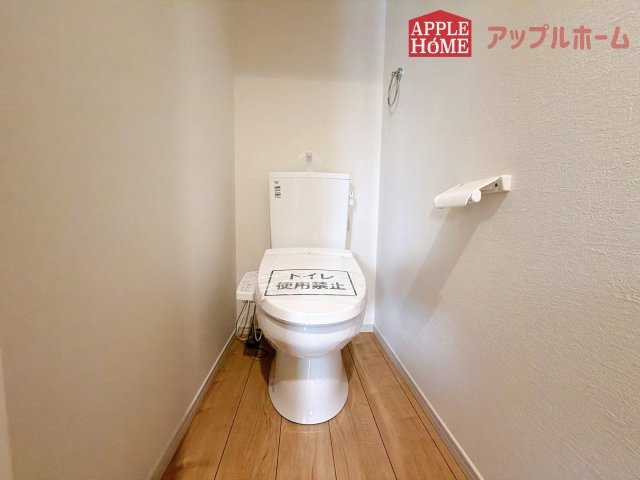 [新築住宅] さいたま市桜区南元宿 1期 全3棟のトイレ|白を基調とした清潔感のある明るい空間。温水洗浄便座付きで、毎日快適・清潔に使用できます。操作しやすい壁面リモコンを採用しています。