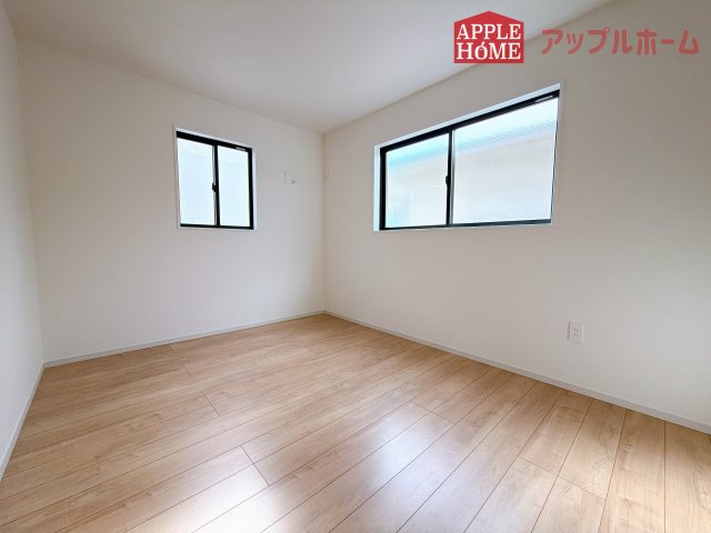 [新築住宅] さいたま市桜区南元宿 1期 全3棟の洋室|充分な広さの収納を備え、風通しも良く、大変居心地の良い採光良好な洋室は、快適空間。プライベートの時間もゆったりお寛ぎ頂けそうですね！