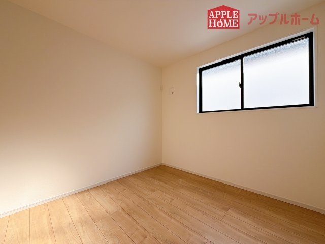 [新築住宅] さいたま市桜区南元宿 1期 全3棟の洋室|充分な広さの収納を備え、風通しも良く、大変居心地の良い採光良好な洋室は、快適空間。プライベートの時間もゆったりお寛ぎ頂けそうですね！