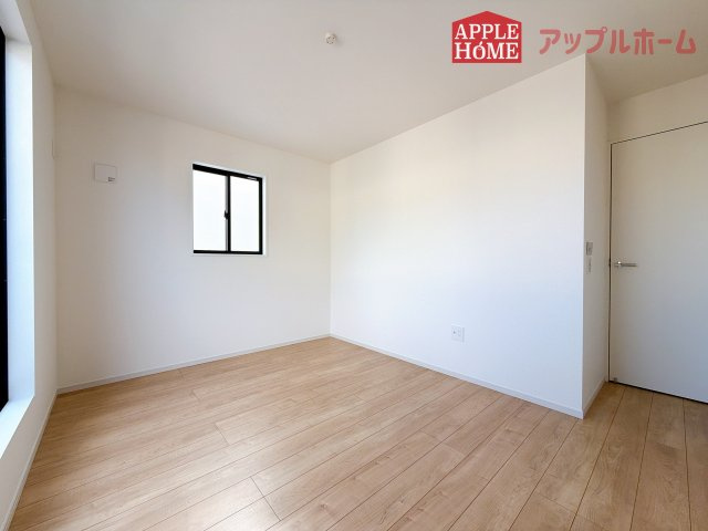 [新築住宅] さいたま市桜区南元宿 1期 全3棟の洋室|充分な広さの収納を備え、風通しも良く、大変居心地の良い採光良好な洋室は、快適空間。プライベートの時間もゆったりお寛ぎ頂けそうですね！