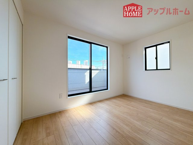 [新築住宅] さいたま市桜区南元宿 1期 全3棟の洋室|充分な広さの収納を備え、風通しも良く、大変居心地の良い採光良好な洋室は、快適空間。プライベートの時間もゆったりお寛ぎ頂けそうですね！