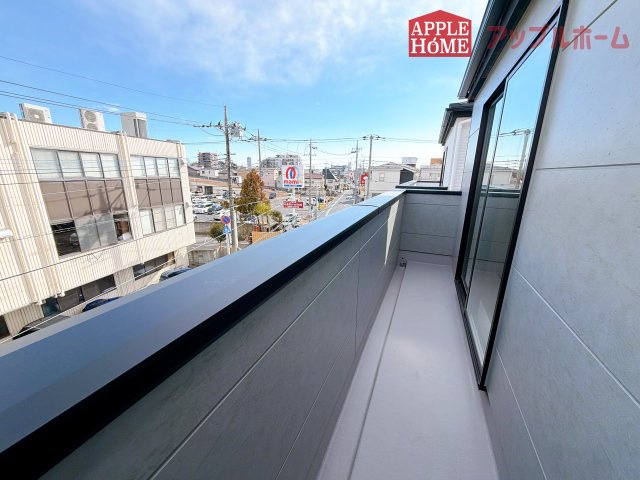 [新築住宅] さいたま市桜区南元宿 1期 全3棟のバルコニー|家族分の洗濯物もしっかり干せます。日当たりも良く、毎日のお洗濯が楽しくなりそう♪お布団は手軽に干せていつもポカポカに☆